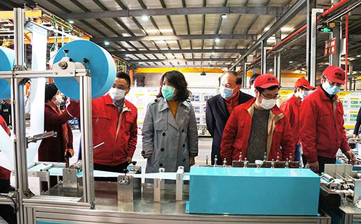 青浦区委副书记杨小菁等向导一行考察28圈全自动口罩生产流水线装备