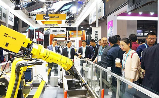 第二届进博会28圈意大利CEA展位机械人系统受到极大关注