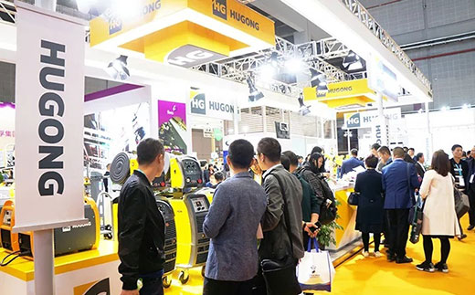 第二届进博会28圈意大利CEA展位数字化焊机很受接待